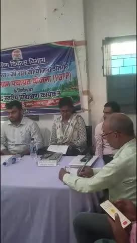 शाहकुंड: शाहकुंड प्रखंड कार्यालय के शिल्पी भवन में मुखिया एवं पंचायत समिति सदस्यों ने बैठक की