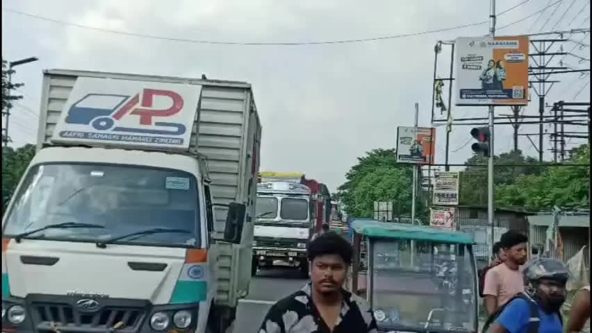 কোচবিহার ১: কোচবিহার চকচকায় জাতীয় সড়ক অবরোধ করে বিক্ষোভ প্রদর্শন ডাম্পার মালিক, চালক ও কর্মচারীদের