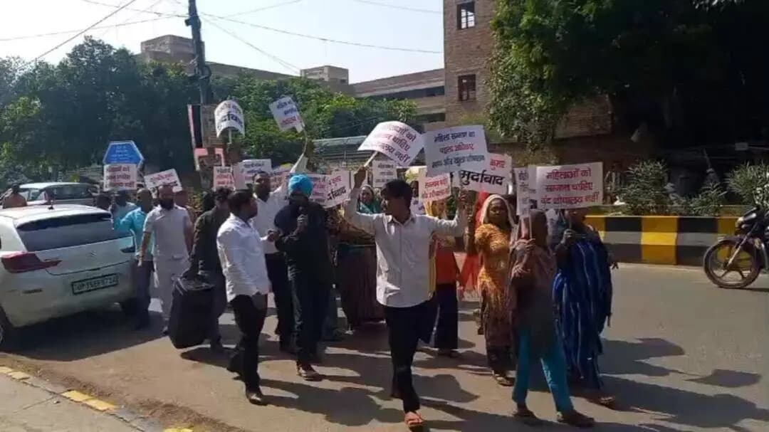 कोंडली विधानसभा में शौचालय सुविधा को लेकर महिलाओं ने किया प्रदर्शन, विधायक कार्यालय का घेराव
