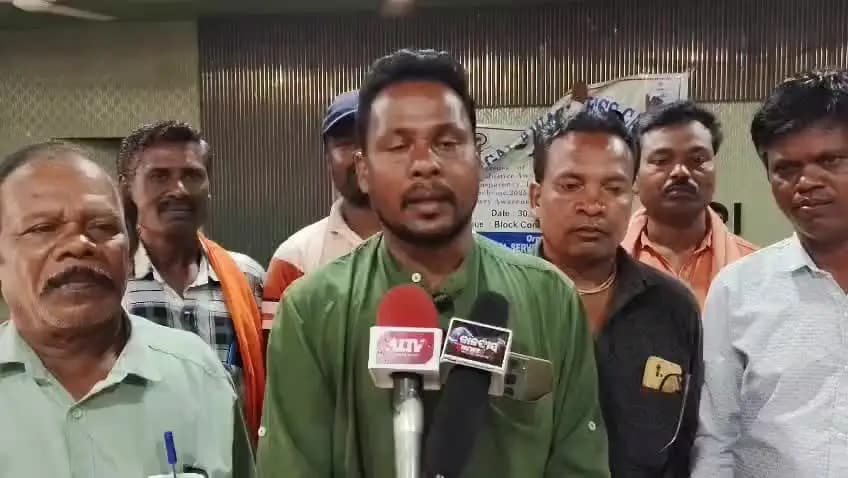 ଉମରକୋଟ: ଆଇନ ସଚେତନତା ଶିବିର ରେ ଯୋଗଦେଈ କୋଷଗୁମୁଡାରେ ମତଦେଲେ ସରପଞ୍ଚ ହରିବନ୍ଧୁ ମାଝୀ