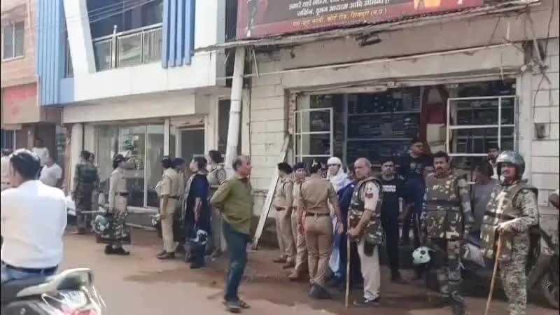 शिवपुरी नगर: शिवपुरी में जाम से मुक्ति के लिए प्रशासन ने चलाया बुलडोजर, मुख्य मार्गों पर मिली राहत, ठेला संचालकों को मिला विकल्प