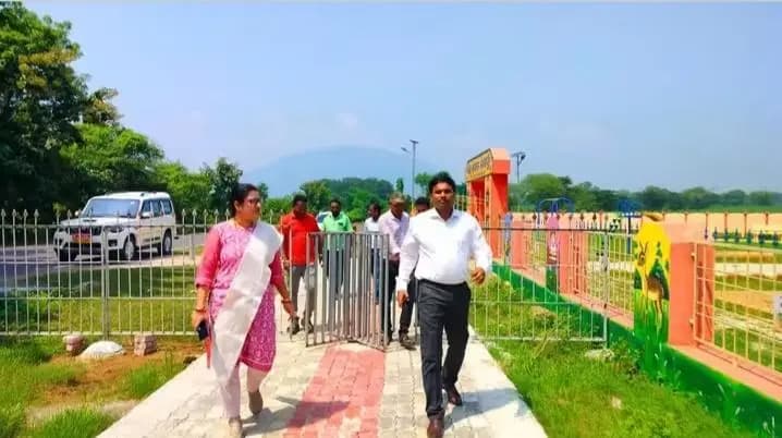 ରାୟଗଡା: ରାମନାଗୁଡ଼ା ବ୍ଲକ: କୁଜେନ୍ଦ୍ରୀ ପଞ୍ଚାୟତରେ ବିଭିନ୍ନ ଉନ୍ନୟନ କାର୍ଯ୍ୟ ପରିଦର୍ଶନ କଲେ ବିଡ଼ିଓ