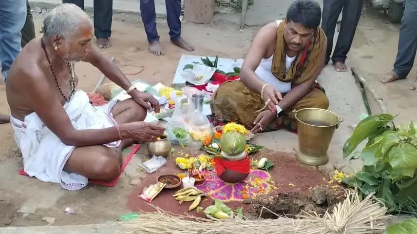 ରାୟଗଡା: ପଦ୍ମପୁର ବସଷ୍ଟାଣ୍ଡ୍ ନିକଟରେ ମାଁ ଦୁର୍ଗା ପୂଜା ପାଇଁ ଶୁଭଖୁଣ୍ଟି ସ୍ଥାପନ, ରୀତିନୀତି ଅନୁସାରେ ପୂଜାର୍ଚ୍ଚନା