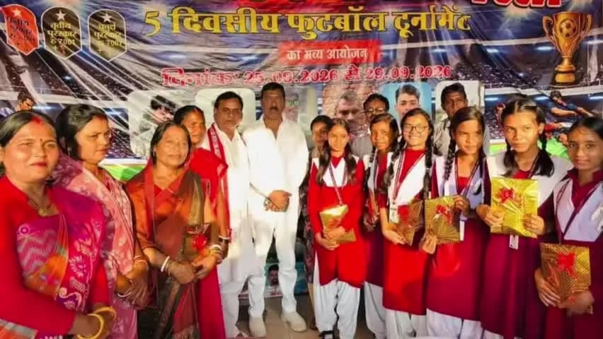 खलारी: बचरा बस्ती में पांच दिवसीय फुटबॉल टूर्नामेंट का समापन