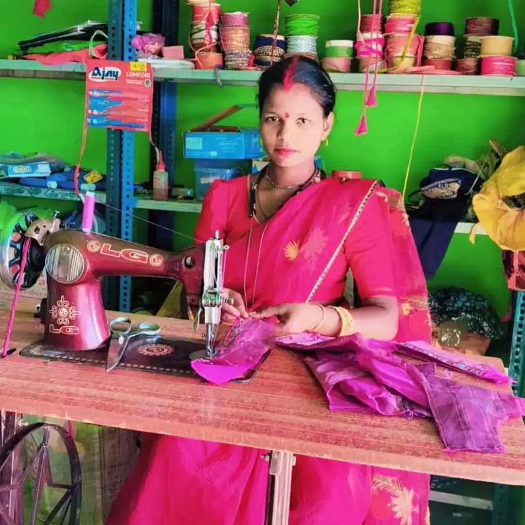 विकासखंड जैतहरी के ग्राम ठेही, ग्राम पंचायत गौरेला निवासी श्रीमती विमलवती श्याम ने स्वयं सहायता समूह से जुड़कर अपनी आजीविका को नई दिशा दी है। पारंपरिक खेती पर निर्भर रहने वाली विमलवती आज सिलाई, किराना, मनिहारी, ट्रैक्टर और थ्रेशर जैसी पांच आजीविका गतिविधियों का संचालन कर परिवार की आय बढ़ा रही हैं।
विमलवती बताती हैं कि स्वयं सहायता समूह से जुड़ने से पहले परिवार की आर्थिक स्थिति सीमित थी। पारंपरिक खेती से होने वाली आय से परिवार का भरण-पोषण करना चुनौतीपूर्ण था। गांव की महिलाओं को स्वयं सहायता समूह की गतिविधियों से आगे बढ़ते देखकर वे भी प्रेरित हुईं। उन्होंने 1 दिसम्बर 2022 को 14 महिलाओं को साथ लेकर सागर स्वयं सहायता समूह का गठन किया और समूह की अध्यक्ष बनीं।
समूह से जुड़ने के बाद विमलवती ने छोटे स्तर से शुरुआत की। रिवॉल्विंग फंड से 5,000 रुपये का ऋण लेकर सिलाई का काम शुरू किया। ऋण चुकाने के बाद 15,000 रुपये का ऋण लेकर गांव में किराना दुकान प्रारंभ की। समूह की बचत एवं सामुदायिक निवेश कोष से मिले सहयोग से किराना दुकान में मनिहारी सामग्री भी रखना शुरू किया।
आजीविका का विस्तार करते हुए विमलवती ने बैंक क्रेडिट लिंकेज के माध्यम से 1 लाख रुपये का ऋण लेकर स्वयं की जमा पूंजी के सहयोग से ट्रैक्टर खरीदा। इसके बाद 2 लाख रुपये का ऋण लेकर थ्रेशर मशीन भी खरीदी। इस तरह उन्होंने अपनी आजीविका के पांच अलग-अलग साधन विकसित किए।
वर्तमान में इन गतिविधियों से विमलवती को प्रतिमाह लगभग 25 से 30 हजार रुपये की व्यक्तिगत शुद्ध आय प्राप्त हो रही है। इसके साथ ही वे लखपति सखी, कृषि सखी एवं लोकोस सखी के रूप में कार्य करते हुए क्षेत्र की महिलाओं को भी आजीविका गतिविधियों के लिए मार्गदर्शन दे रही हैं।
विमलवती अपनी इस उपलब्धि के लिए प्रधानमंत्री श्री नरेन्द्र मोदी जी के प्रति आभार व्यक्त करते हुए कहती हैं कि ग्रामीण महिलाओं को आगे बढ़ने के लिए मिल रहे अवसरों और स्वयं सहायता समूह से जुड़कर प्राप्त सहयोग ने उनकी आजीविका को नई दिशा दी है।
#सेवा_संकल्प_अभियान #SevaSankalpAbhiyan
#anuppur