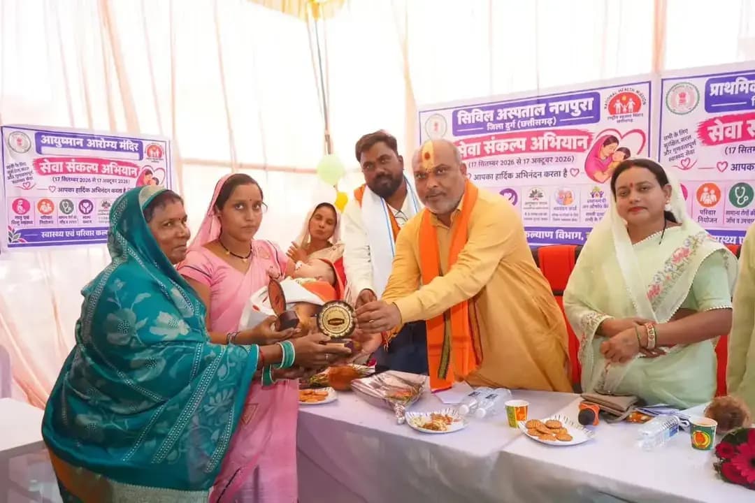 सेवा संकल्प अभियान के तहत सिविल अस्पताल नगपुरा में स्वास्थ्य शिविर
सेवा संकल्प अभियान के अंतर्गत सिविल अस्पताल नगपुरा में आयोजित स्वास्थ्य शिविर का आयोजन किया गया। कार्यक्रम का शुभारंभ विधायक श्री ललित चंद्राकर ने दीप प्रज्ज्वलित कर किया। इस अवसर पर उन्होंने स्वास्थ्य विभाग द्वारा संचालित विभिन्न जनकल्याणकारी योजनाओं एवं स्वास्थ्य सेवाओं के माध्यम से आमजन को बेहतर स्वास्थ्य सुविधाएं उपलब्ध कराने की दिशा में किए जा रहे प्रयासों की सराहना की।
विधायक श्री ललित चंद्राकर ने स्वास्थ्य सेवाओं के क्षेत्र में उत्कृष्ट कार्य करने वाले मितानिनों, एमटी एवं हितग्राहियों को स्मृति चिन्ह एवं प्रमाण पत्र प्रदान कर सम्मानित किया।
इस अवसर पर श्री चंद्राकर ने कहा कि जन-जन तक स्वास्थ्य सेवाएं पहुंचाने में मितानिनों एवं स्वास्थ्य कर्मियों की भूमिका अत्यंत महत्वपूर्ण है। उनका समर्पण, सेवाभाव एवं निरंतर परिश्रम समाज के लिए प्रेरणास्रोत है।
उन्होंने कहा कि सेवा संकल्प अभियान का उद्देश्य शासन की जनकल्याणकारी योजनाओं का लाभ समाज के अंतिम व्यक्ति तक पहुंचाना तथा स्वास्थ्य, सेवा एवं जनकल्याण के माध्यम से स्वस्थ एवं सशक्त समाज का निर्माण करना है।
कार्यक्रम में जिला मंत्री श्री गिरेश साहू, जनपद अध्यक्ष श्रीमती कुलेश्वरी देवांगन, सरपंच संघ अध्यक्ष श्री ओमेश्वर यादव सहित जनप्रतिनिधिगण, स्वास्थ्य विभाग के अधिकारी-कर्मचारी, मितानिन एवं बड़ी संख्या में हितग्राही उपस्थित रहे।
#सेवा_संकल्प_अभियान #सेवा_मेरा_योगदान #स्वास्थ्य_सेवा #जनकल्याण #SevaSankalpAbhiyan