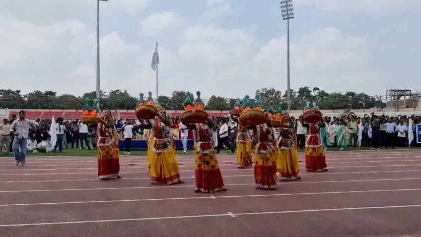 पाटलिपुत्र स्पोर्ट्स कॉम्प्लेक्स में आयोजित जिला स्तरीय विद्यालय खेल प्रतियोगिता 2026-27 के उद्घाटन समारोह में आम्रपालि प्रशिक्षण केंद्र के कलाकारों के द्वारा लोक नृत्य ‘सामा-चकेवा’ की मनमोहक प्रस्तुति