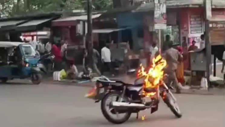 मेदिनीनगर (डालटनगंज): सदिक मंजिल चौक पर चलती बाइक में लगी आग, बाइक सवार ने कूदकर बचाई जान