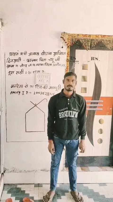 लोध के प्रहलाद ने सुंदर मकान बनवाया
#सेवा_संकल्प_अभियान
ग्राम पंचायत लोध जनपद के प्रहलाद कच्चे मकान में रह रहे थे। छत से से पानी टपकता था। मजदूरी करके घर चलाने वाला परिवार पक्का मकान बनाने का सपना कैसे देखता। लेकिन प्रधानमंत्री आवास योजना ने उनका सपना साकार किया और 1 लाख 20 हजार रूपए की लागत और 90 दिन की मजदूरी के साथ उन्होंने समर्पण भाव के साथ खुद के मकान का निर्माण कराया।
Jansampark Madhya Pradesh
CM Madhya Pradesh
Panchayat, Rural Development and Social Welfare Department of Madhya Pradesh