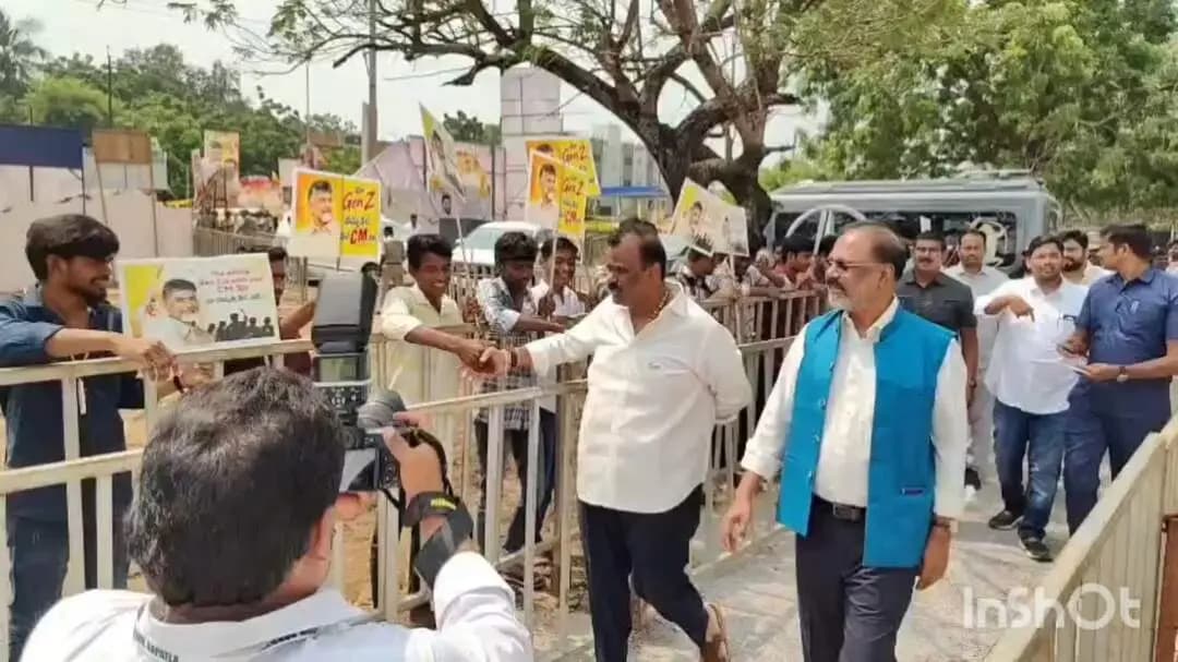 బాపట్ల: పెన్షన్లు పంపిణీ చేయటానికి హెలికాప్టర్ లో రేపల్లె చేరుకున్న ముఖ్యమంత్రి చంద్రబాబు, మరి కాసేపట్లో పెన్షన్ పంపిణీ