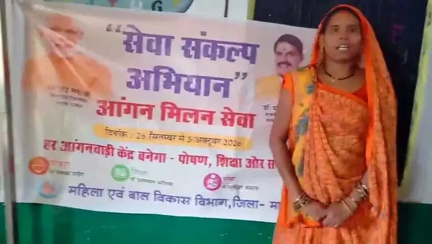 सेवा की कहानी: प्रधानमंत्री मातृ वंदना योजना से हेमलता को मिला आर्थिक सहारा
ग्रामीण क्षेत्रों में गर्भवती एवं धात्री माताओं के बेहतर पोषण और स्वास्थ्य देखभाल के लिए केंद्र सरकार की ‘प्रधानमंत्री मातृ वंदना योजना’ एक वरदान साबित हो रही है। इस योजना का प्रत्यक्ष लाभ ग्राम मधपुरी की निवासी श्रीमती हेमलता सिगरौरे को मिला है।
गर्भावस्था के दौरान उचित पोषण और दवाइयों की आवश्यकता को ध्यान में रखते हुए, योजना के तहत ललिता सिगरौरे के बैंक खाते में 5 हजार रुपये की राशि दो किस्तों में सीधे हस्तांतरित की गई।
श्रीमती हेमलता बताती हैं कि इस आर्थिक सहायता से उन्हें गर्भावस्था के कठिन समय में पौष्टिक आहार, फल, दूध एवं आवश्यक दवाइयाँ खरीदने में काफी आसानी हुई। इससे न केवल उनके स्वास्थ्य में सुधार हुआ, बल्कि शिशु के सही विकास में भी बहुत मदद मिली।
समय पर मिली इस वित्तीय राहत के लिए हेमलता सिगरौरे ने प्रधानमंत्री जी का सहृदय आभार व्यक्त करते हुए कहा कि यह योजना हम जैसी ग्रामीण महिलाओं के लिए मुश्किल समय में एक बड़ा सहारा है।
Jansampark Madhya Pradesh
CM Madhya Pradesh
#mandla
#सेवा_संकल्प_अभियान #SevaSankalpAbhiyan
Department Of Women Child Development, Madhya Pradesh