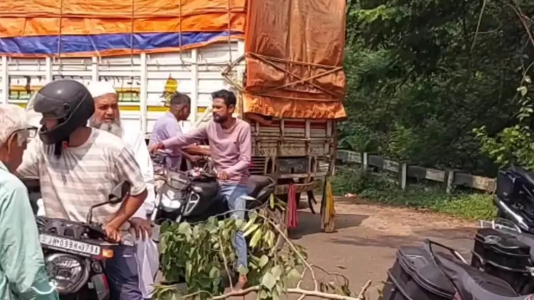 बेरमो: फुसरो-करगली मुख्य मार्ग बंद, वैकल्पिक मार्ग पर लगा लंबा जाम