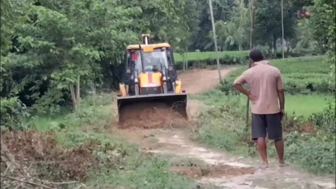 খুমটাই: পথৰ দুৰৱস্থাই জীয়াতু ভোগাইছে খুমটাইৰ নভেটাবাসীক, ৰাইজে গাঁঠিৰ ধন ভাঙি কৰিছে মেৰামতি, স্থানীয় বিধায়ক বিৰুদ্ধে ক্ষোভ