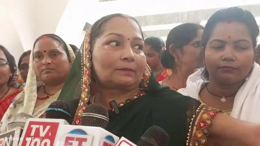 नौगढ़: समूह सखियों ने सिद्धार्थनगर जिला मुख्यालय पर अपनी कई मांगों को लेकर किया प्रदर्शन, मीडिया को दिया बयान