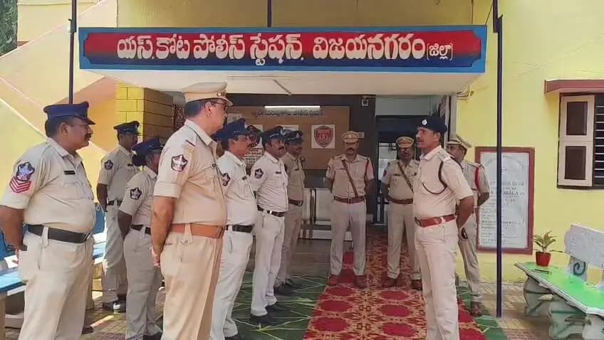 శృంగవరపుకోట: శృంగవరపుకోట పోలీస్ స్టేషన్లో డీఎస్పీ రాఘవులు తనిఖీలు: కీలక సూచనలు