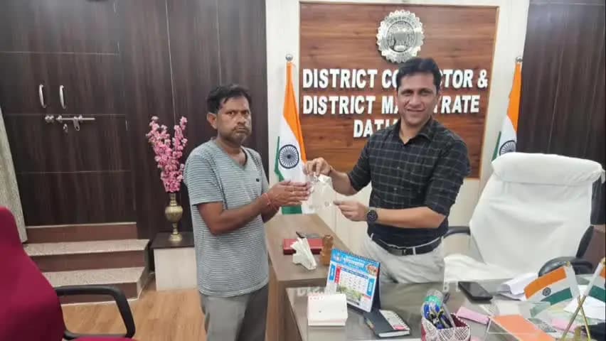 दतिया नगर: सफाई के दौरान मिले मुगलकालीन चार सिक्के, दंपती ने कलेक्ट्रेट कार्यालय में कलेक्टर को सौंपे