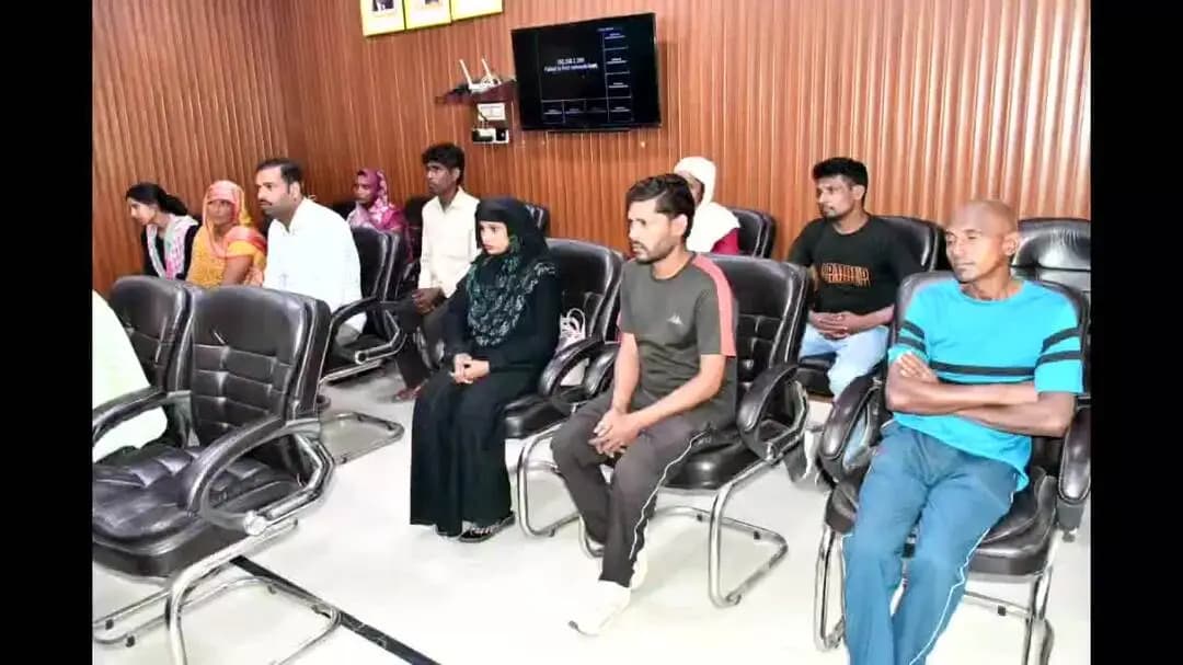 कन्नौज: एसपी विनोद कुमार ने अपने कार्यालय पर जनता दरबार लगाया, फरियादियों की समस्याएं सुनीं