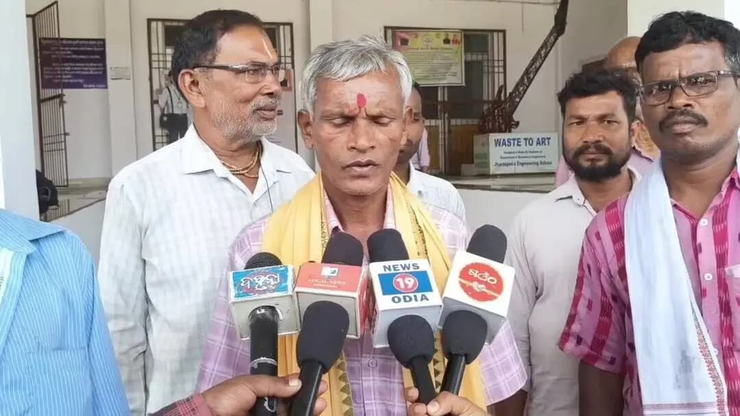 ଝାରସୁଗୁଡା: ବେଦାନ୍ତ ଯୋଗୁଁ ହେଉଥିବା କ୍ଷତି ପୂରଣ ଦାବିରେ ଜିଲ୍ଲାପାଳଙ୍କ ଦ୍ୱାରସ୍ତ ହେଲେ ଭାଗିପାଲି ଗ୍ରାମବାସୀ
