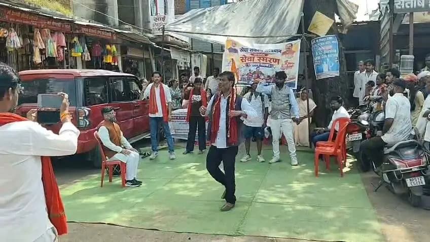 जिले के ग्रामीण अंचलों में 'नमो सेवा - सेवा अभियान के तहत नुक्कड़ नाटक के माध्यम से केंद्र सरकार की विकास योजनाओं, उपलब्धियों और आत्मनिर्भर भारत के संकल्पों को ग्रामीणों तक सीधे पहुँचाया जा रहा है।
Jansampark Madhya Pradesh
CM Madhya Pradesh
#mandla
#सेवा_संकल्प_अभियान #SevaSankalpAbhiyan