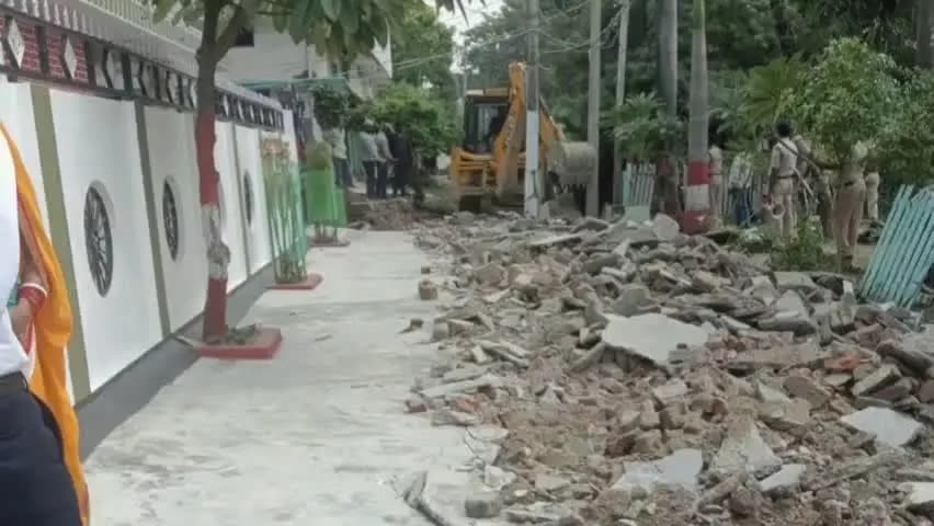 रसड़ा: रसड़ा में रेलवे की बड़ी कार्रवाई, 1.20 करोड़ की भूमि अतिक्रमण मुक्त, 25 झोपड़ियां और 300 मीटर कच्चा रास्ता हटाया गया
