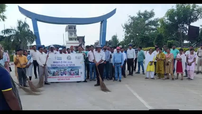 हरनौत: हरनौत के सवारी डिब्बा रेल कारखाना में सामूहिक श्रमदान कार्यक्रम का आयोजन, 200 लोगों ने लिया भाग