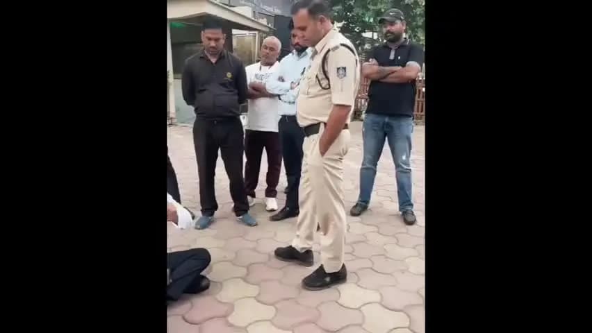 ग्वालियर गिर्द: होटल CENTELLA के बाहर अधिवक्ता बैठे अनिश्चितकालीन धरने पर, कहा जबतक कार्यवाही नहीं तबतक जारी रहेगा धरना