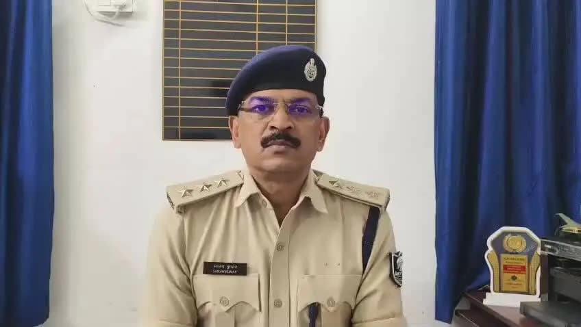 समस्तीपुर: कल्याणपुर पुलिस ने जनता चौक के पास से लदौरा के तीन ताश खेल रहे युवकों को हथियार के साथ गिरफ्तार किया