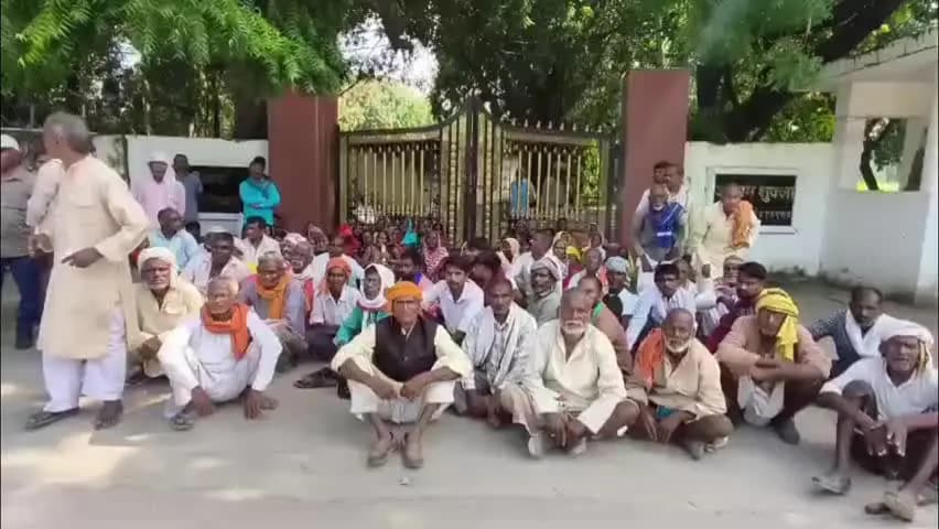 गाज़ीपुर: गाजीपुर में जमीन के कागजात में हेराफेरी का आरोप, आबादी की जमीन पर जबरन कब्जे की शिकायत से मचा हड़कंप
