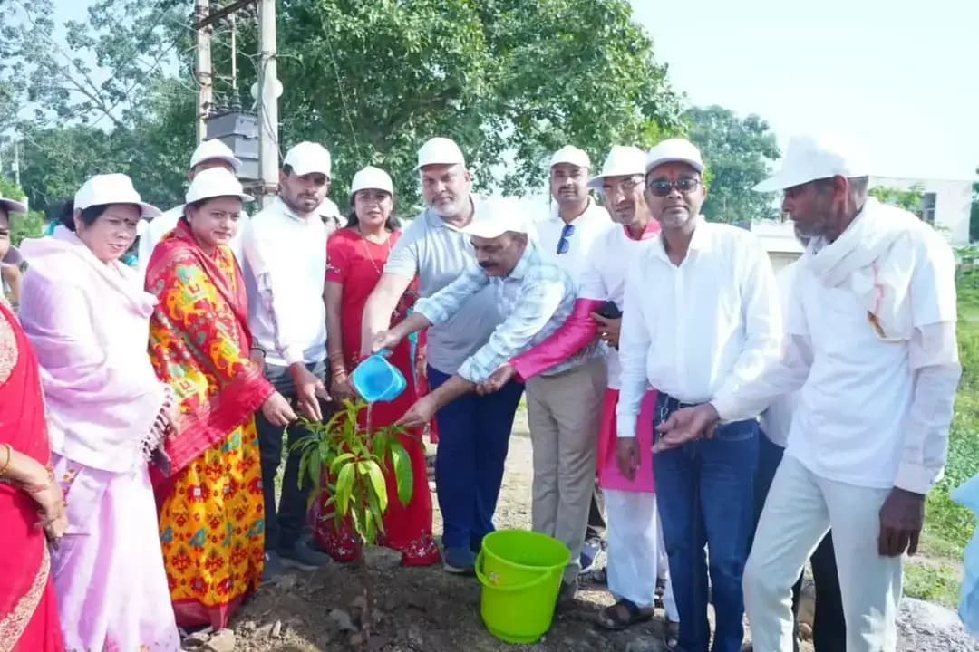 मां के नाम एक पेड़, प्रकृति के नाम एक संकल्प!
सेवा संकल्प अभियान के तहत ‘सेवा मेरा योगदान’ कार्यक्रम के अंतर्गत ग्राम उमरपोटी में विधायक श्री ललित चंद्राकर जी की मुख्य उपस्थिति में ‘एक पेड़ मां के नाम’ अभियान के तहत वृक्षारोपण किया गया।
पर्यावरण संरक्षण और हरियाली संवर्धन की दिशा में यह पहल आने वाली पीढ़ियों के लिए स्वच्छ, सुंदर और हरा-भरा भविष्य सुनिश्चित करने का संकल्प है। 🌿
#सेवा_संकल्प_अभियान #सेवा_मेरा_योगदान #एक_पेड़_मां_के_नाम #वृक्षारोपण #पर्यावरण_संरक्षण हरित_भविष्य जनभागीदारी