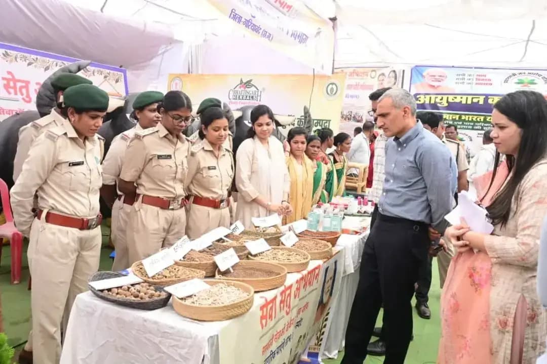 संकल्प अभियान अंतर्गत सेवा सेतु अभियान–सरकार आपके द्वार के तहत नहरगांव में आयोजित शिविर में विभिन्न विभागों द्वारा ग्रामीणों को शासन की योजनाओं एवं सेवाओं की जानकारी दी गई। शिविर में 186 आवेदन प्राप्त हुए तथा पात्र हितग्राहियों को विभिन्न योजनाओं के तहत मौके पर लाभान्वित किया गया।
इस दौरान अन्नप्राशन, गोदभराई, पीएम आवास की चाबी, आयुष्मान एवं महतारी वय वंदन कार्ड, दिव्यांगजन सहायक उपकरण, मत्स्य जाल, सब्जी बीज मिनीकिट, मृदा स्वास्थ्य कार्ड एवं मेडिसिन किट सहित विभिन्न सामग्री एवं योजनाओं का लाभ प्रदान किया गया।
#सेवा_संकल्प_अभियान #सेवा_सेतु_शिविर #सरकार_आपके_द्वार #gariyaband