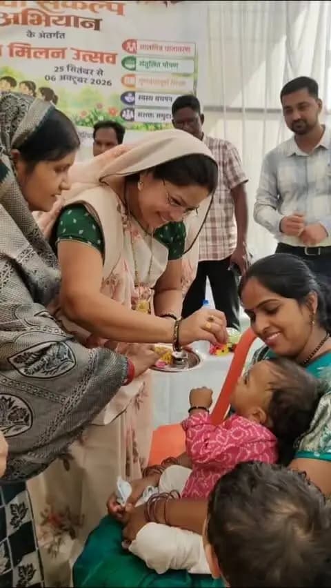 गरियाबंद में सेवा संकल्प अभियान के अंतर्गत आयोजित आंगन मिलन उत्सव में अन्नप्राशन, गोदभराई, वृक्षारोपण, न्यौता भोज एवं पौष्टिक आहार प्रदर्शनी सहित विभिन्न गतिविधियां आयोजित की गईं। इस अवसर पर आंगनबाड़ी कार्यकर्ता, सहायिका एवं मितानिनों का सम्मान किया गया तथा उपस्थितजनों ने पोषण शपथ लेकर स्वस्थ एवं सुपोषित समाज के निर्माण का संकल्प लिया।
कार्यक्रम में जिला पंचायत उपाध्यक्ष श्रीमती लालिमा ठाकुर सहित जनप्रतिनिधि एवं अन्य गणमान्यजन उपस्थित रहे।
#सेवा_संकल्प_अभियान #आंगन_मिलन_उत्सव #पोषण_अभियान #सुपोषित_गरियाबंद #जनभागीदारी