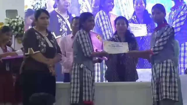 जिला स्तरीय अंतर सरस्वती विद्या निकेतन विद्यालय प्रतियोगिता की कुछ और झलकियां तथा बच्चों के बीच प्रमाण पत्र वितरण