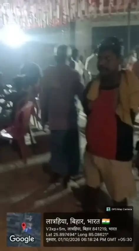 आपदा पर वश नहीं, लेकिन तत्परता और संवेदनशीलता से उसके प्रभाव को कम किया जा सकता है
छपरा 1 अक्टूबर 2026
आपदा को रोका नहीं जा सकता, लेकिन संकट की घड़ी में त्वरित कार्रवाई, संवेदनशीलता और समन्वित प्रयासों से उसके प्रभाव को नियंत्रित किया जा सकता है। सारण जिला प्रशासन द्वारा वर्तमान आपदा की स्थिति में इसका उदाहरण प्रस्तुत किया जा रहा है। संकट में फंसे लोगों का लगातार सुरक्षित निष्क्रमण कर उन्हें सुरक्षित स्थलों तक पहुंचाया जा रहा है। सुरक्षित स्थलों एवं राहत शिविरों में भोजन, पेयजल, प्रकाश, स्वच्छता तथा स्वास्थ्य सेवाओं की समुचित व्यवस्था सुनिश्चित की गई है। आवश्यकता के अनुरूप नौका सेवा एवं चिकित्सा दलों का संचालन भी लगातार किया जा रहा है।
प्रशासन द्वारा लाचार एवं प्रभावित पशुओं की सुरक्षा का भी विशेष ध्यान रखा जा रहा है। पशु चारा, पशु चिकित्सा एवं उपचार की व्यवस्था के साथ संबंधित क्षेत्रों में आवश्यक सेवाएं उपलब्ध कराई जा रही हैं। संकट की इस घड़ी में जिला प्रशासन पूरी तत्परता, संवेदनशीलता एवं मानवीय दृष्टिकोण के साथ राहत एवं बचाव कार्यों में जुटा हुआ है।