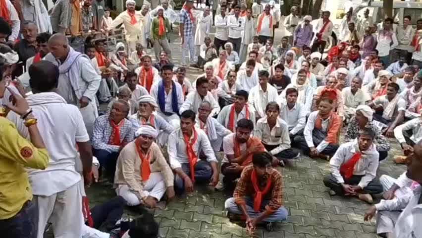 टेहरोली: गरौठा में अतिवृष्टि से फसल नुकसान के मुआवजे को लेकर किसानों ने दिया ज्ञापन