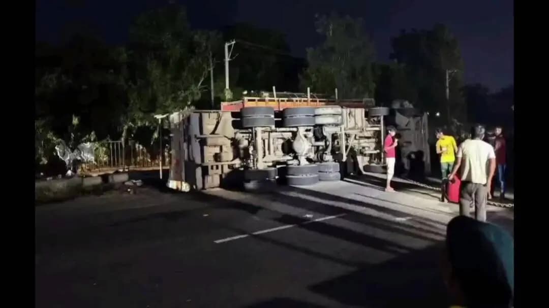 गोविंदपुर: गोविंदपुर थाना क्षेत्र के बागसुमा के पास जीटी रोड पर ट्रक पलटा, हादसे के बाद मची अफरा-तफरी