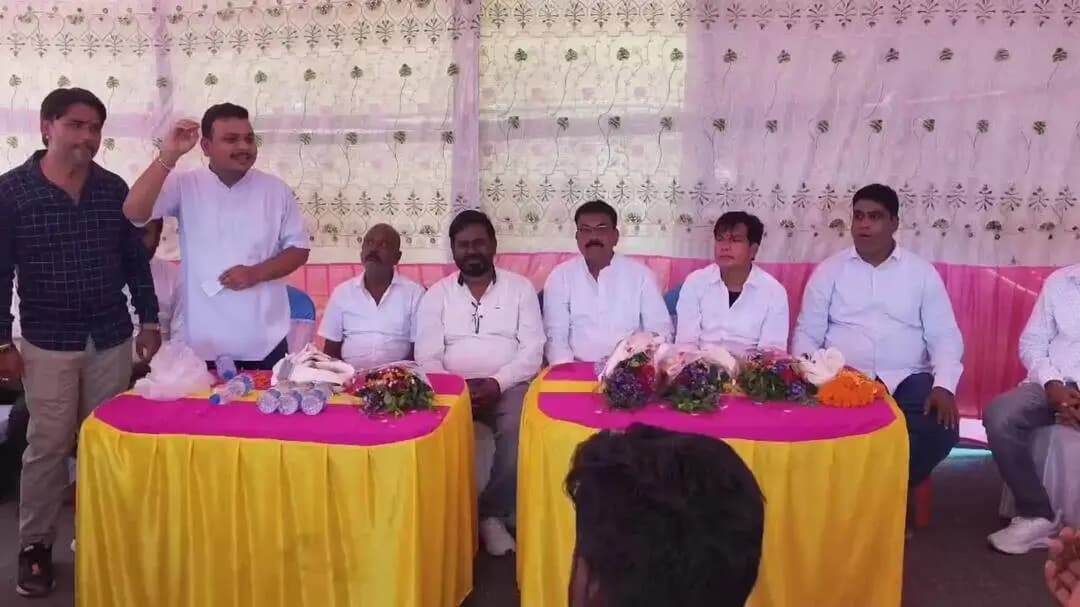 गोविंदपुर: गोविंदपुर के कालाडीह मोड़ में सिंदरी विधायक चंद्रदेव महतो की मौजूदगी में कई लोगों ने CPIML की सदस्यता ग्रहण की