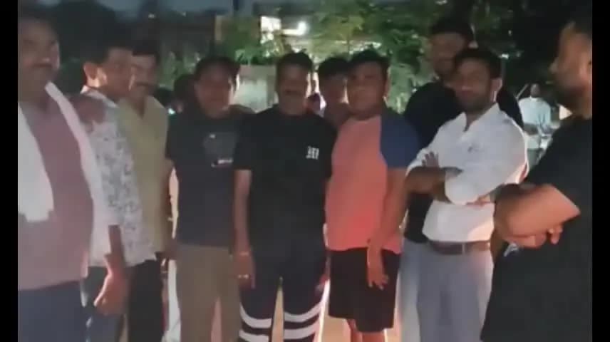 ग्वालियर गिर्द: विंडसर हिल्स में बिजली गुल होने पर भड़के रहवासी, रात में सड़क पर किया चक्काजाम