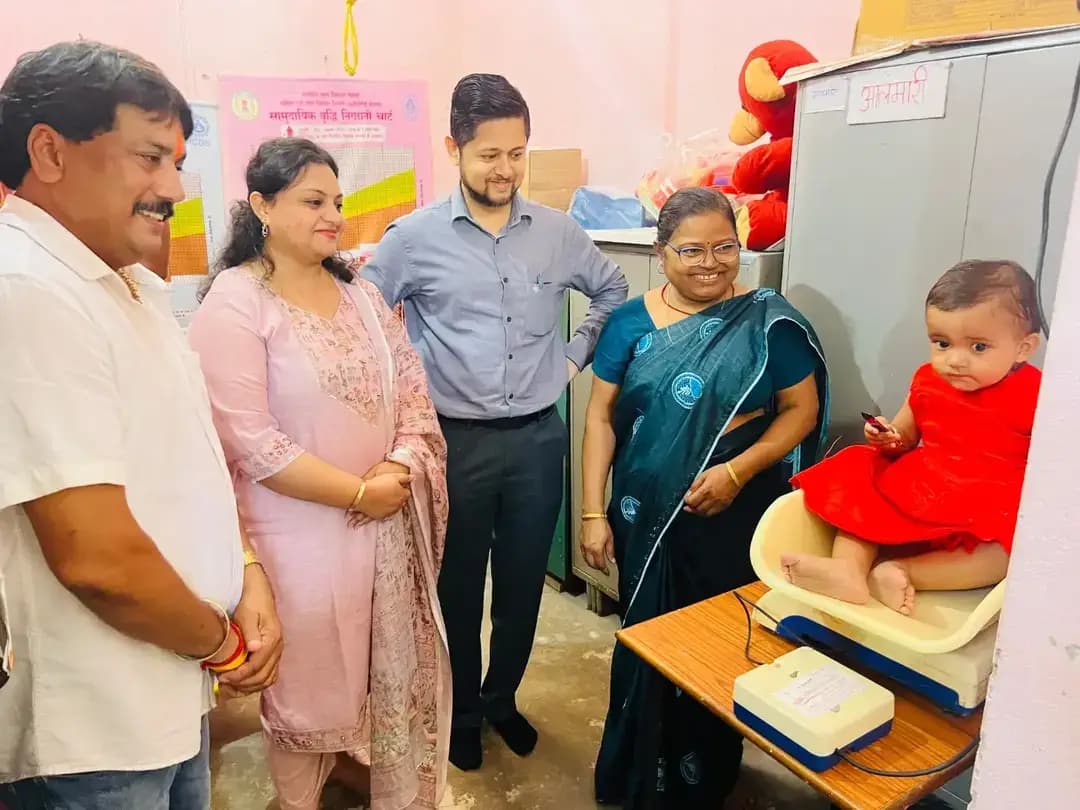 सेवा संकल्प अभियान | खिलौना दान की पहल
कलेक्टर श्री अभिजीत सिंह ने अपनी पत्नी श्रीमती मीनल सिंह के साथ दीपक नगर स्थित आंगनबाड़ी केंद्र क्रमांक-02 पहुंचकर बच्चों को खिलौने एवं टॉफी भेंट की।
खिलौने पाकर बच्चों के चेहरों पर खुशी खिल उठी। इस अवसर पर कलेक्टर श्री सिंह ने आंगनबाड़ी में बच्चों के लिए उपलब्ध सुविधाओं का अवलोकन किया और बच्चों के साथ समय बिताया।
उन्होंने समाज के प्रबुद्धजनों एवं आम नागरिकों से आंगनबाड़ी केंद्रों के बच्चों के लिए सुरक्षित खिलौने, खेल सामग्री एवं उपयोगी वस्त्र दान करने की अपील की।
आइए, बच्चों के बचपन में खुशियों के रंग भरें और उनके खेलते-खेलते सीखने एवं सर्वांगीण विकास में सहभागी बनें।
#सेवा_संकल्प_अभियान #खिलौना_दान #aanganwadi #बाल_विकास #SewaSankalpAbhiyan