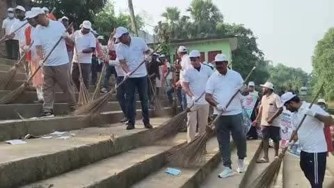 भभुआ: कंचन नगर सुअरा नदी पर नगर परिषद ने गांधी जयंती पर स्वच्छता अभियान चलाया, रैली निकाली और शपथ दिलाई