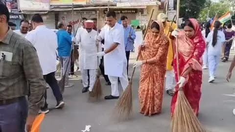 सेवा संकल्प अभियान 2026 के अंतर्गत ‘सेवा मेरा योगदान’ अभियान के तहत गांधी जयंती के अवसर पर गांधी चौक में आयोजित हुआ स्वच्छता अभियान कार्यक्रम
@cmmadhyapradesh
#jansamparkmp
#सेवा_संकल्प_अभियान #SevaSankalpAbhiyan
