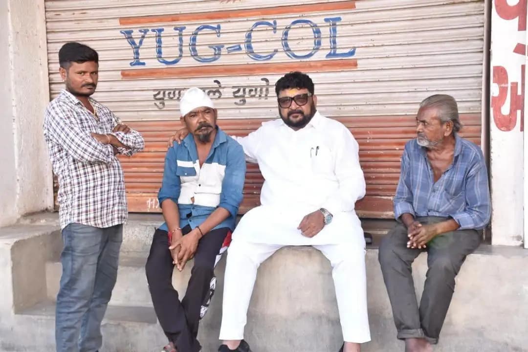 મહેસાણા શહેર: સાંસદ બન્યા બાદ જૂના મિત્રને મળ્યા મયંકભાઈ નાયક, ઓટલા પર બેસીને કરી વાતચીત