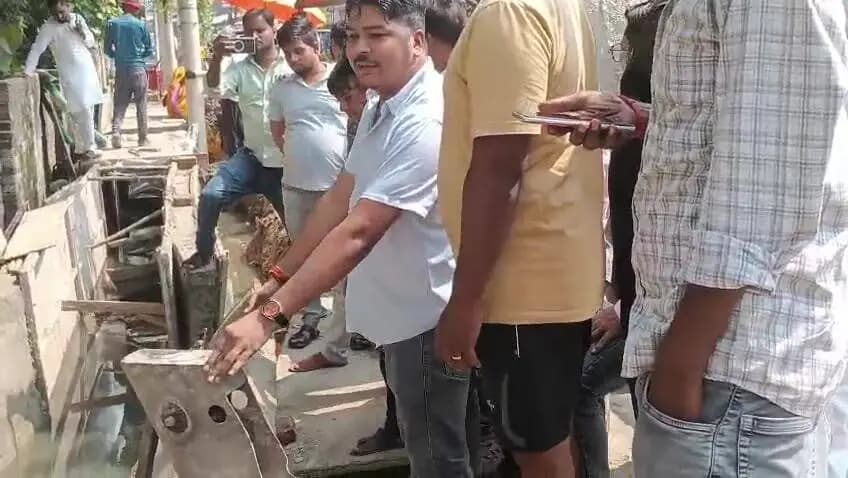 अमेठी: अमेठी में 12 घंटे में गिरा 2 करोड़ का नाला, निर्माण गुणवत्ता पर सवाल