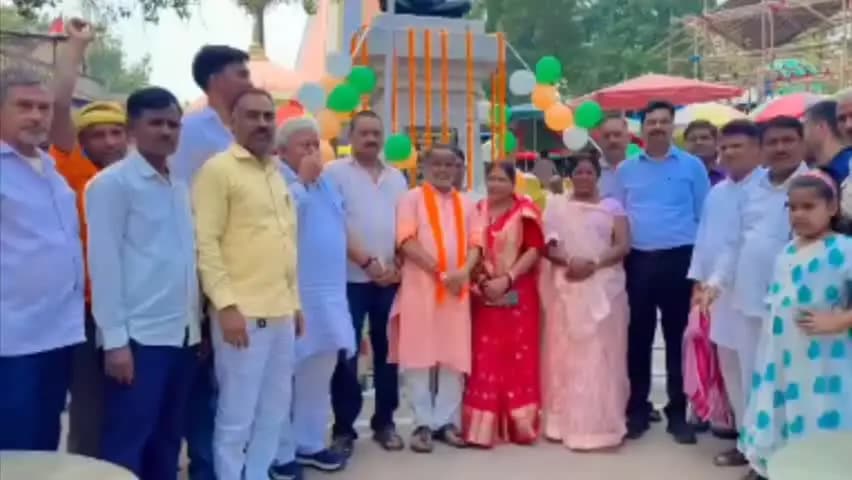 बोध गया: बोधगया के गांधी चौक पर राष्ट्रपिता महात्मा गांधी की प्रतिमा पर बोधगया नगर परिषद ने दी पुष्पांजलि