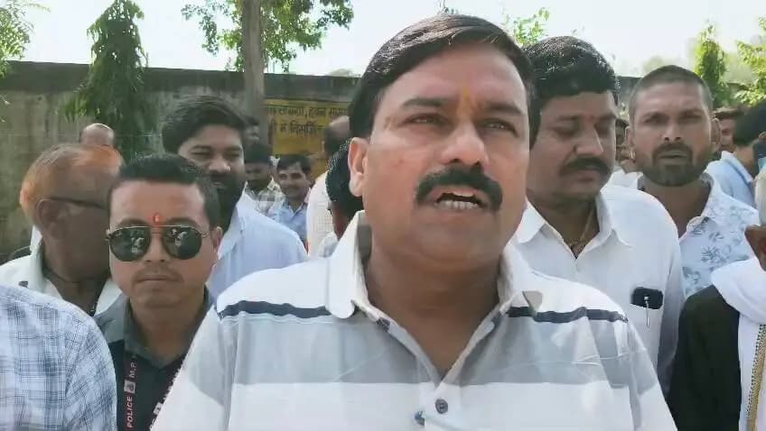 स्वच्छता केवल एक आदत नहीं, बल्कि स्वस्थ एवं सुखद जीवन की नींव है-राज्यमंत्री श्री लोधी
'सेवा संकल्प / स्वच्छता अभियान' के तहत खेर माता मंदिर परिसर स्थित घाटों पर वृहद स्वच्छता अभियान चलाया गया