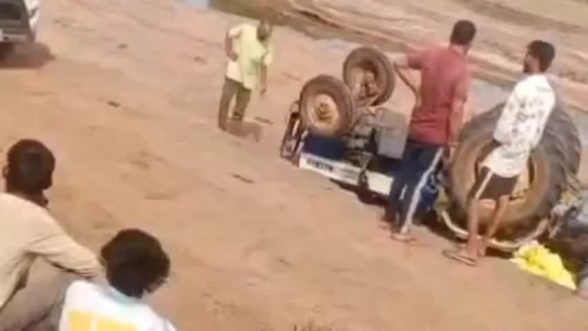 किशनगंज: खेत में कृषि कार्य करते समय ट्रैक्टर पलटा, किसान की मौत दबने से हुई