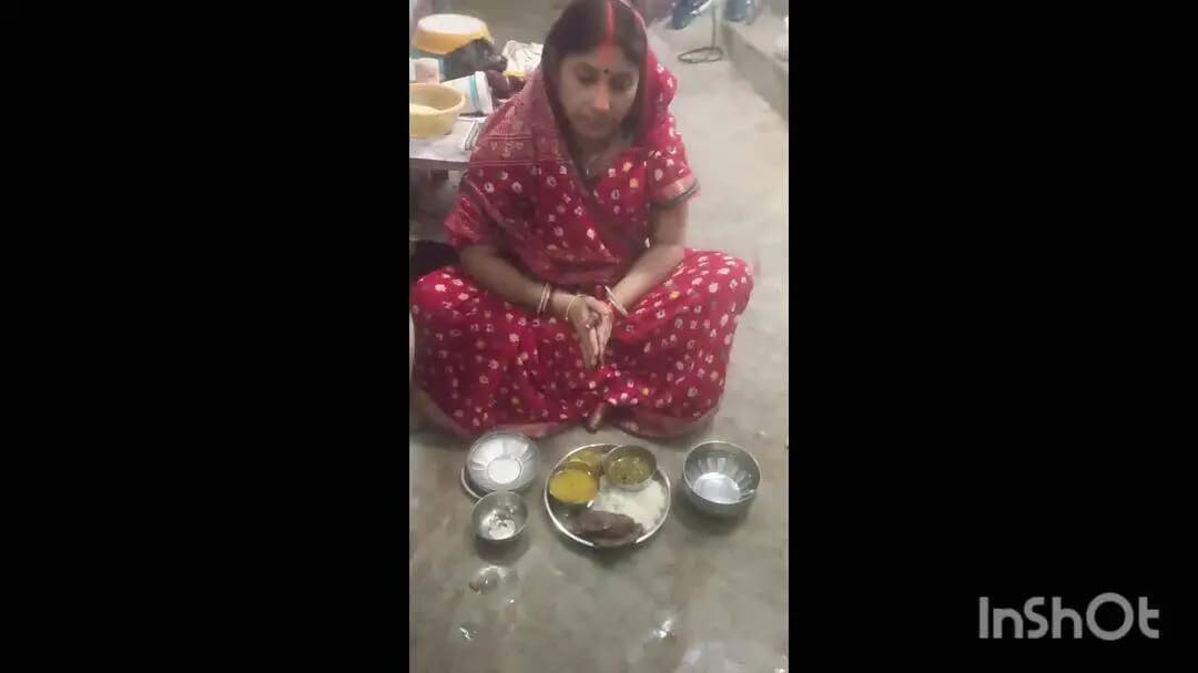 नहाए खाए आज जितिया पर्व की हुई शुरुआत माताओ ने बनाया मडवा के आटा का ठेकुआ और नोनी का साग