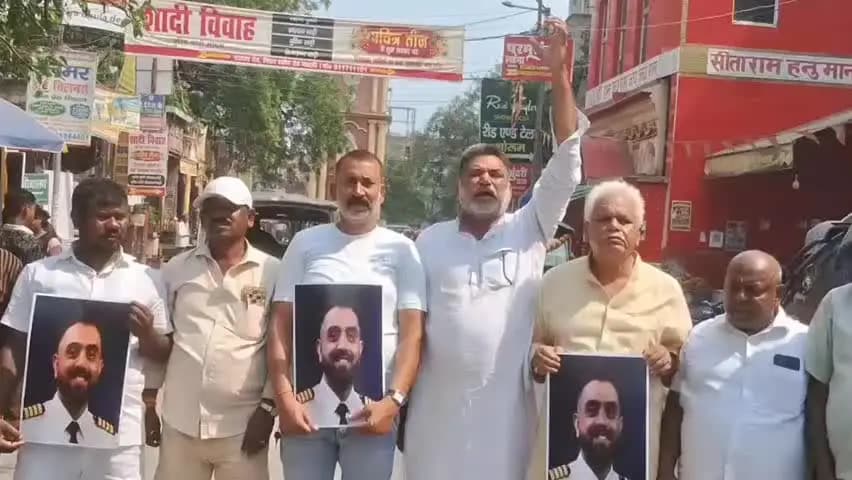 गया टाउन सीडी ब्लॉक: कांग्रेस ने भारतीय पायलट कैप्टन स्मिथ मच्छार की बहादुरी को सराहा, गया टावर चौक पर तस्वीर लेकर किया सलाम