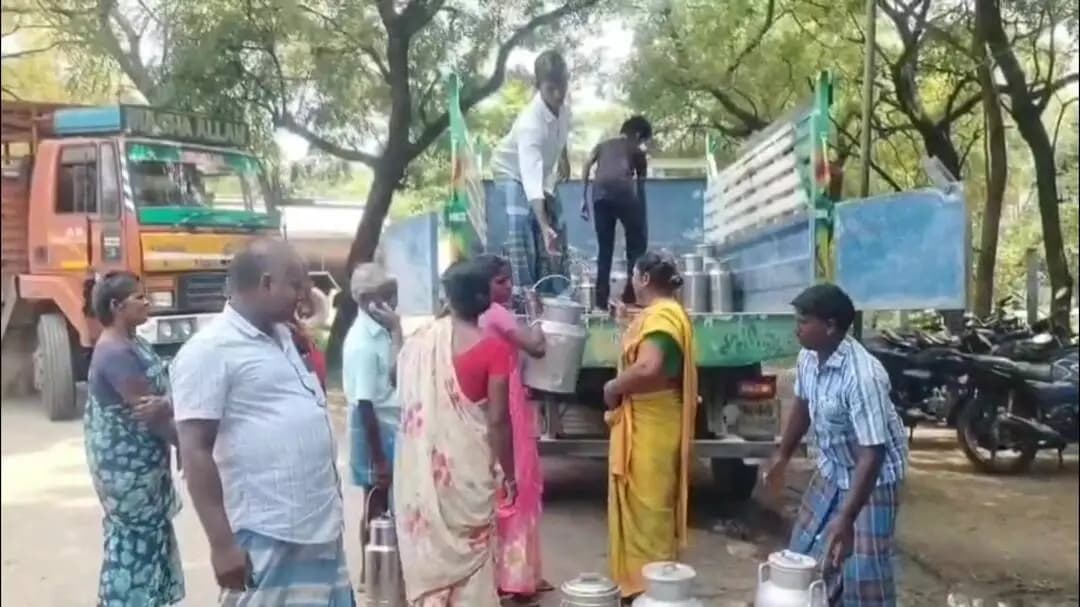 பெரம்பலூர்: ஆவின் அலுவலகம் முன்பு பாலை ஊற்றி பால் உற்பத்தியாளர்கள் போராட்டம்