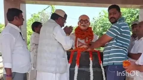 शिकारपुर: शिकारपुर में कांग्रेस कार्यकर्ताओं ने राष्ट्रपिता महात्मा गांधी और पूर्व प्रधानमंत्री लाल बहादुर शास्त्री की जयंती मनाई