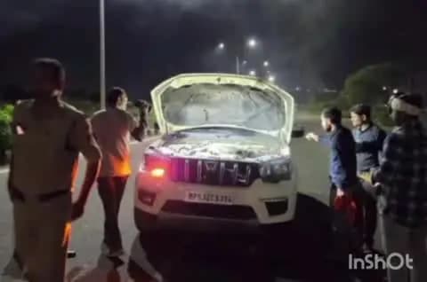 देवास नगर: चलती स्कॉर्पियो में शार्ट सर्किट से लगी आग, भोपाल बाईपास पर पुलिस की तत्परता से टला बड़ा हादसा